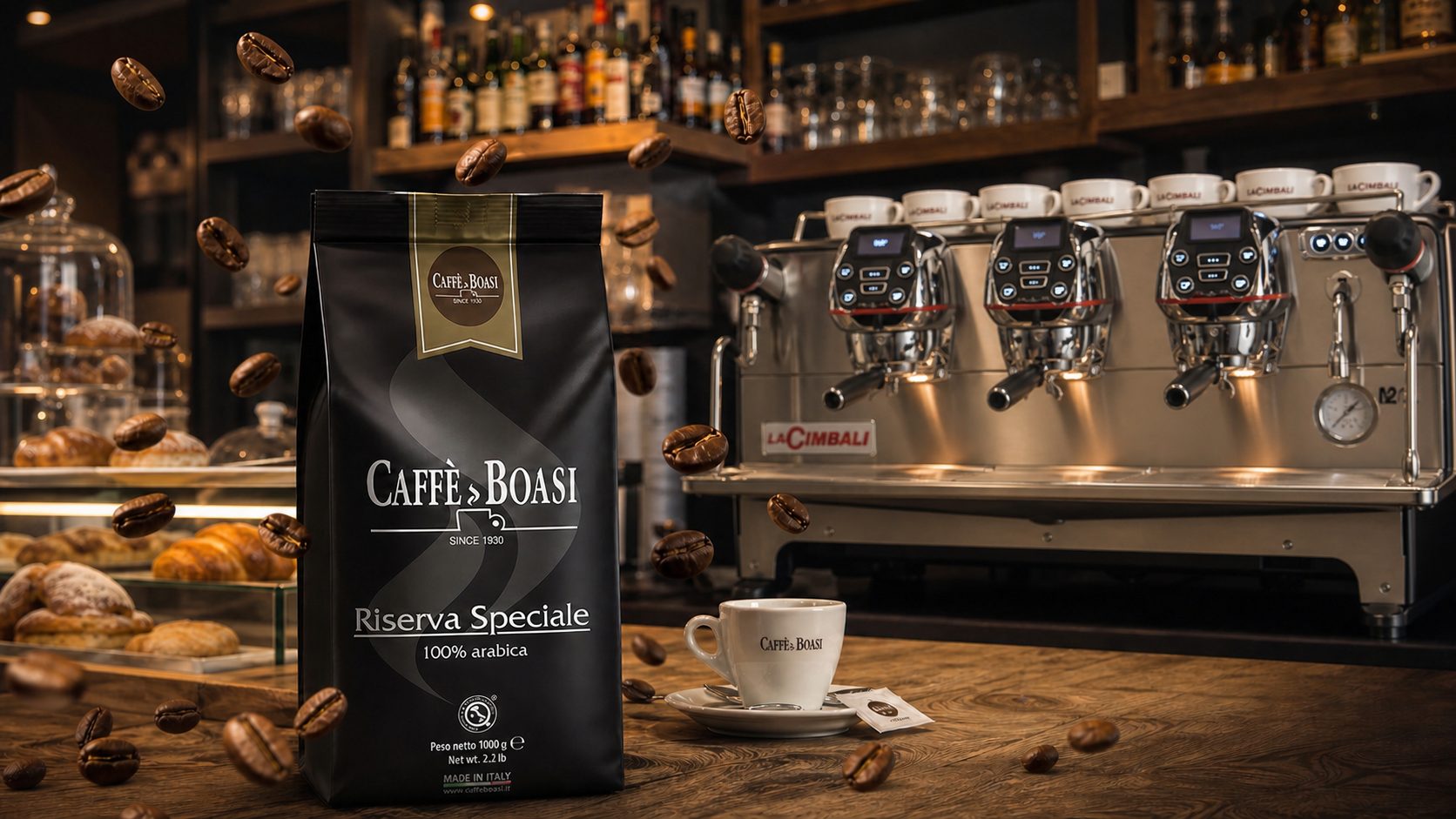 Il caffè Boasi Riserva Speciale con i chicchi in volo davanti alla macchina La Cimbali M200 GT1 del Pantaleo